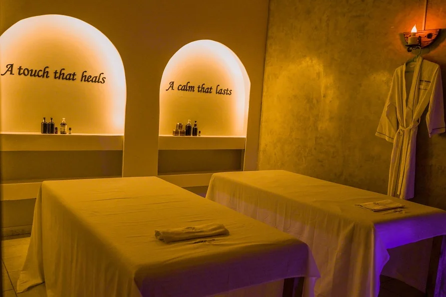 Twin treatment beds beneath arched alcoves